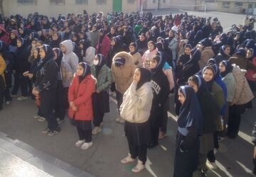 نواختن زنگ انقلاب در مدرسه شهید منتظر قائم ناحیه 2 کرج 