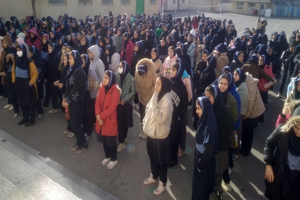 نواختن زنگ انقلاب در مدرسه شهید منتظر قائم ناحیه 2 کرج 