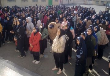 نواختن زنگ انقلاب در مدرسه شهید منتظر قائم ناحیه 2 کرج 