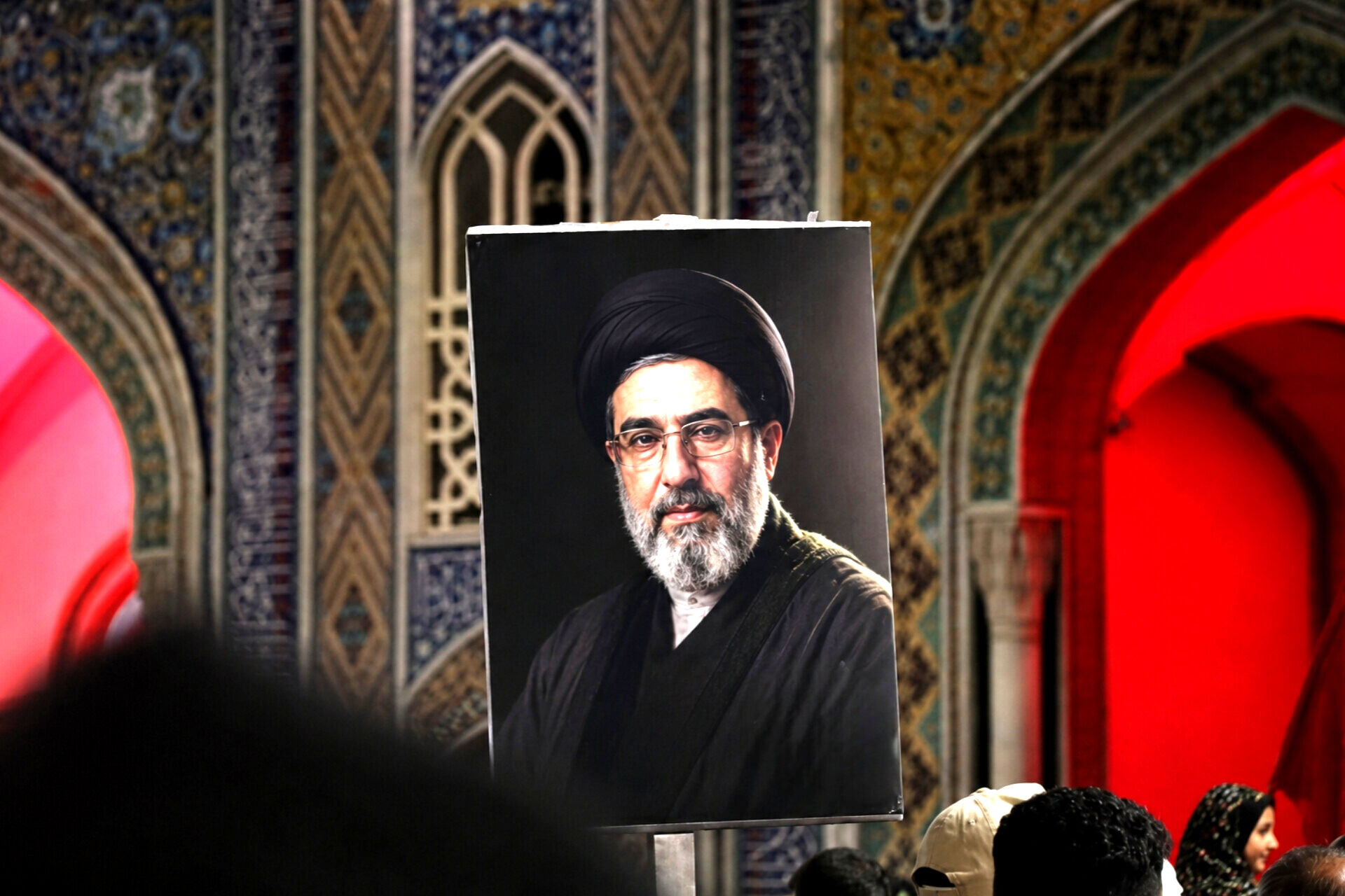 صحن‌های حرم رضوی در سرخی پرچم‌های خون‌خواهی و بدرقه باشکوه رهبر شهید