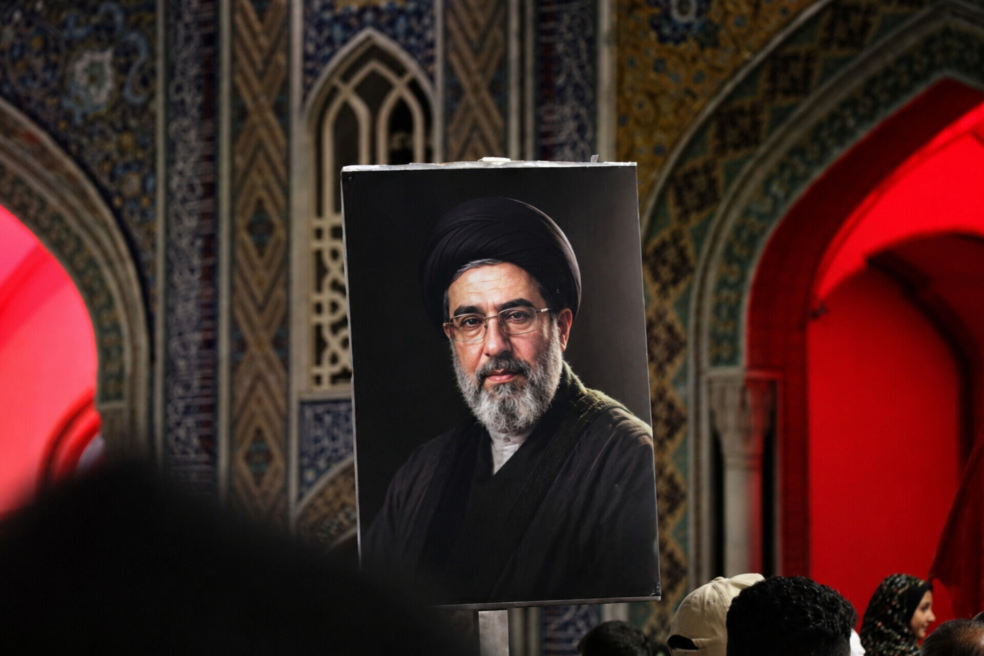صحن‌های حرم رضوی در سرخی پرچم‌های خون‌خواهی و بدرقه باشکوه رهبر شهید