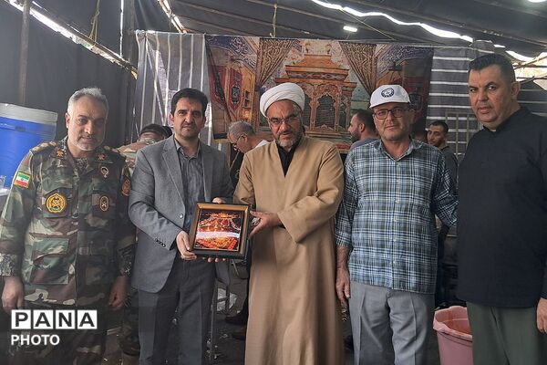بهارستان دو در مسیر عشق؛ میزبانی فرهنگیان از زائران حسینی در عوارضی پرند