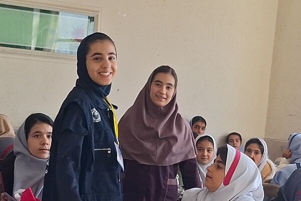 تصاویری زیبا از تمرکز دانش‌آموزان دختر در المپیاد رویش ناحیه۳ شیراز 