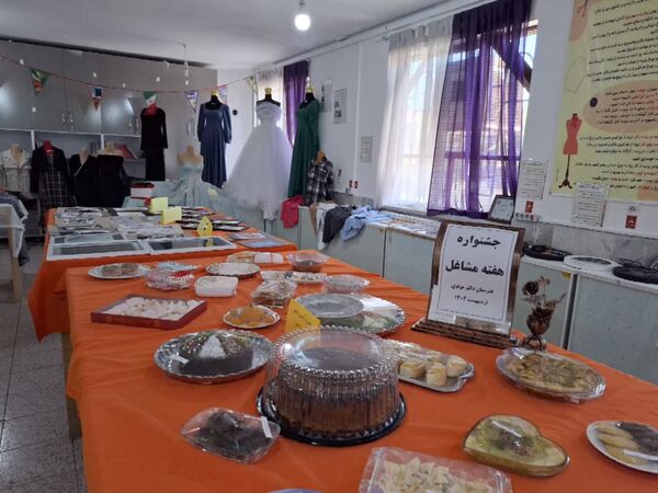 نمایشگاه دستاوردهای خلاقانه در هنرستان دخترانه دکتر مولوی