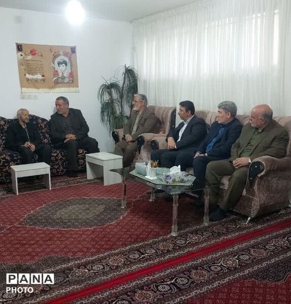 دیدار استاندار خراسان جنوبی با خانواده شهید محمود جلیلی