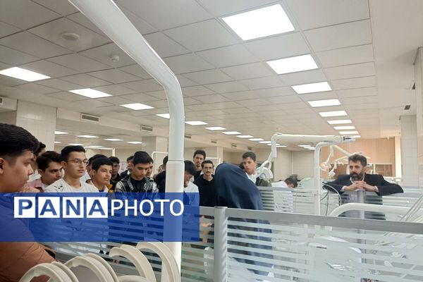 بازدید دانش‌آموزان دبیرستان شهدای علم‌ و فناوری بهارستان دو از دانشکده دندانپزشکی تهران 