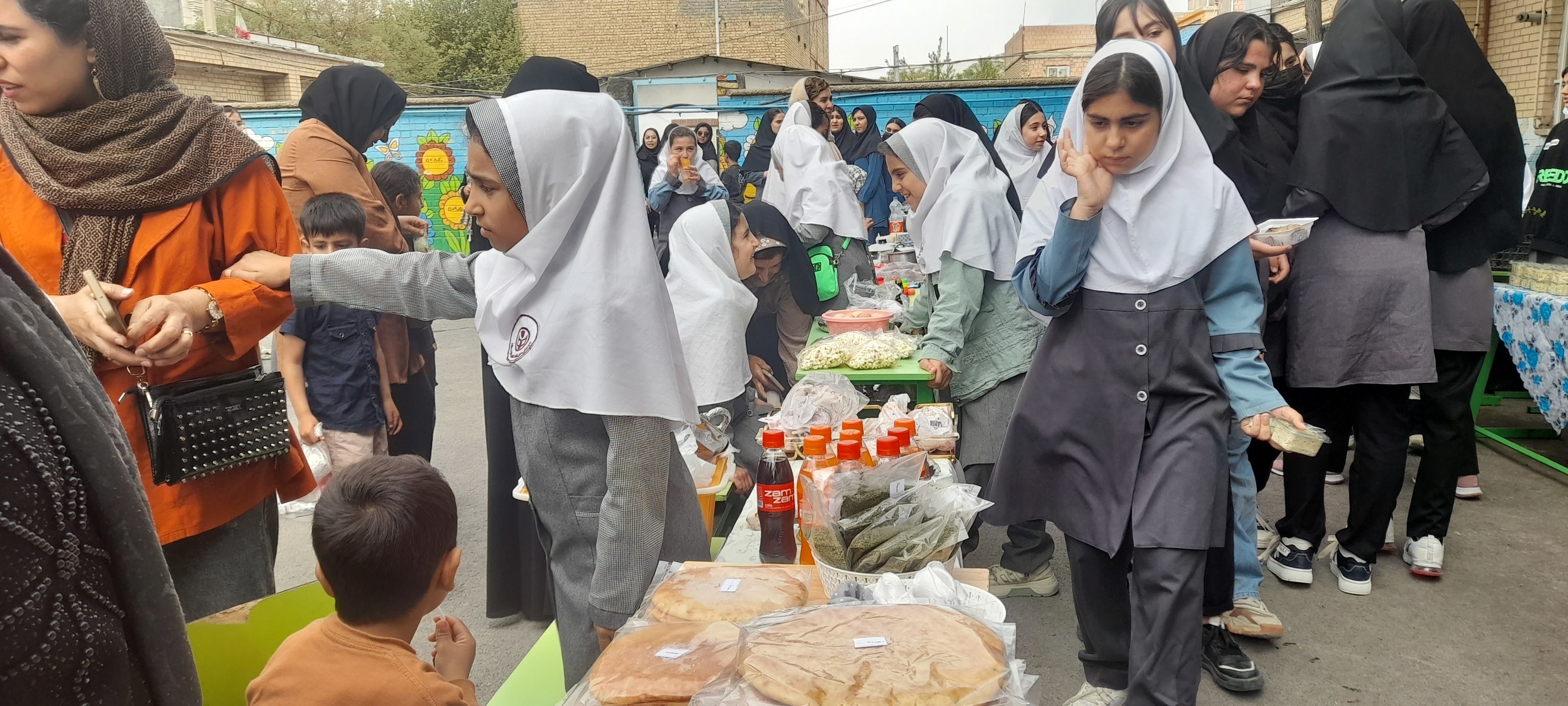 بازارچه کسب و کار دانش‌‍آموزان مدرسه حضرت رقیه(س)