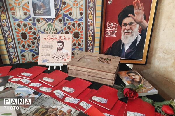 گوشه‌ای از دلدادگی در مصلای شهر قدس؛ میزی به رنگ و بوی شهدا