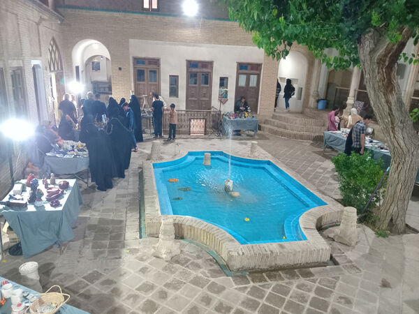 نمایشگاه «داستان دستان»
