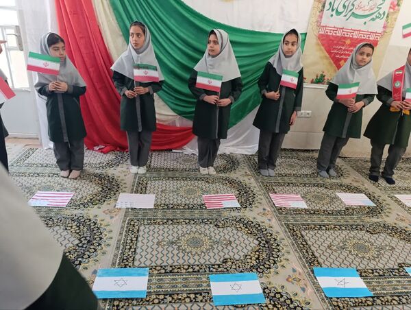 یاوران انقلاب در دبستان خدیجه کبری ابرکوه