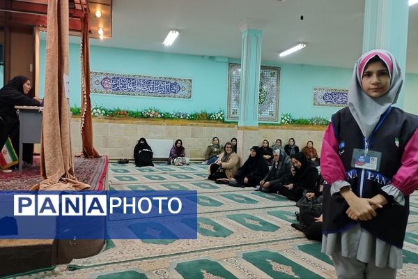 جلسه‌ آموزش خانواده در رباط‌کریم