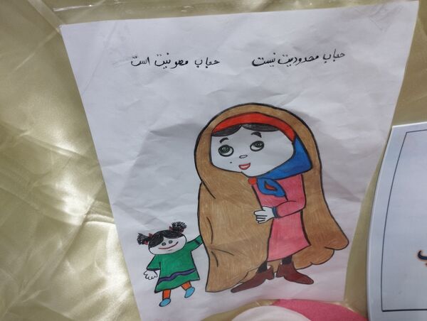 نمایشگاه حجاب به‌مناسبت ایام فاطمیه در مدرسه نشاط اسلامشهر