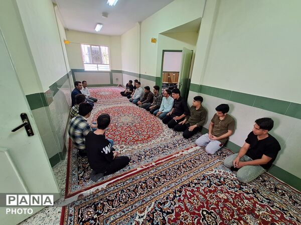 بازدید مدیر آموزشگاه نمونه آیت‌الله خامنه‌ای از قرائت خانه این دبیرستان
