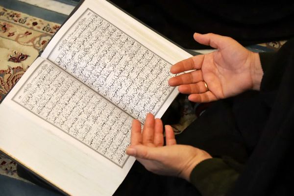 مراسم قرائت دعای ام داوود در امامزاده سید عباس بن موسی (ع) در بجنورد 