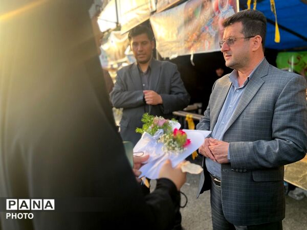 دخترانِ انقلابی پای پرچم ایستاده‌اند