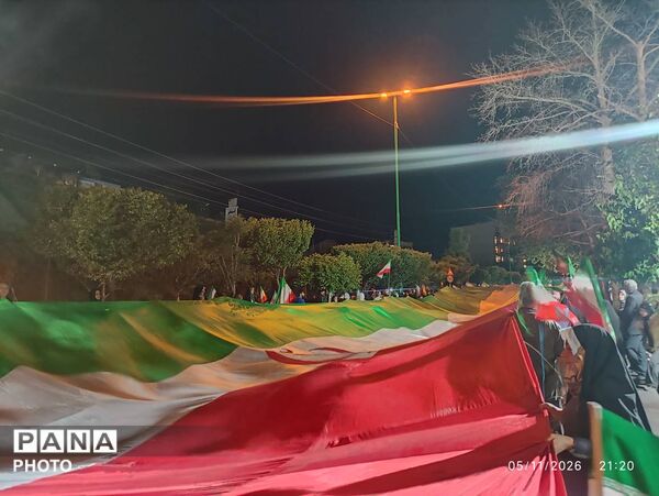 رونمایی از بزرگترین پرچم جمهوری اسلامی ایران در ابعاد هزار متر مربع 