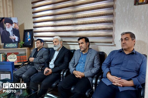 دیدار نوروزی رئیس و کارکنان اداره آموزش و پرورش کهریزک با امام جمعه منطقه 