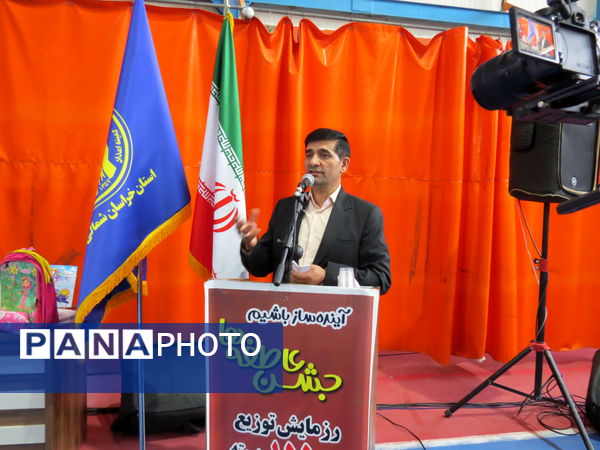 توزیع ۱۵ هزار پک لوازم التحریر کمیته امداد بین دانش‌آموزان نیازمند