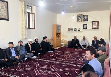 دیدار نماینده ولی فقیه با خانواده‌ای از شهدا منطقه میانکوه 