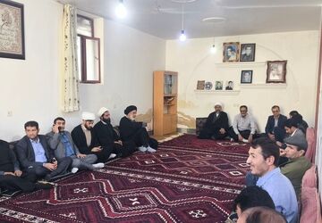 دیدار نماینده ولی فقیه با خانواده‌ای از شهدا منطقه میانکوه 