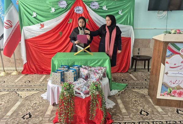 جشن باشکوه پیروزی انقلاب در مدارس مروست