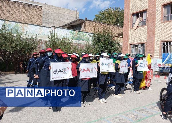 مراسم نمادین هفته تربیت‌بدنی و ورزش در دبیرستان هفده شهریور شهرستان فیروزکوه