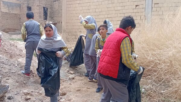 پاکسازی خیابان و کوچه‌های روستای یاسه چای توسط دانش‌آموزان مدرسه ۲۲ بهمن