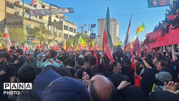 بدرقه ابدی در پناه خورشید؛ وداع اشک‌بار مشهدی‌ها با پیکر رهبر شهید
