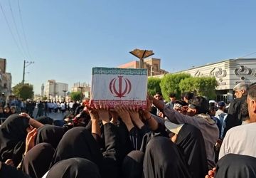 تشییع باشکوه شهید گمنام در بندرلنگه با حضور گسترده مردم، فرهنگیان و دانش‌آموزان