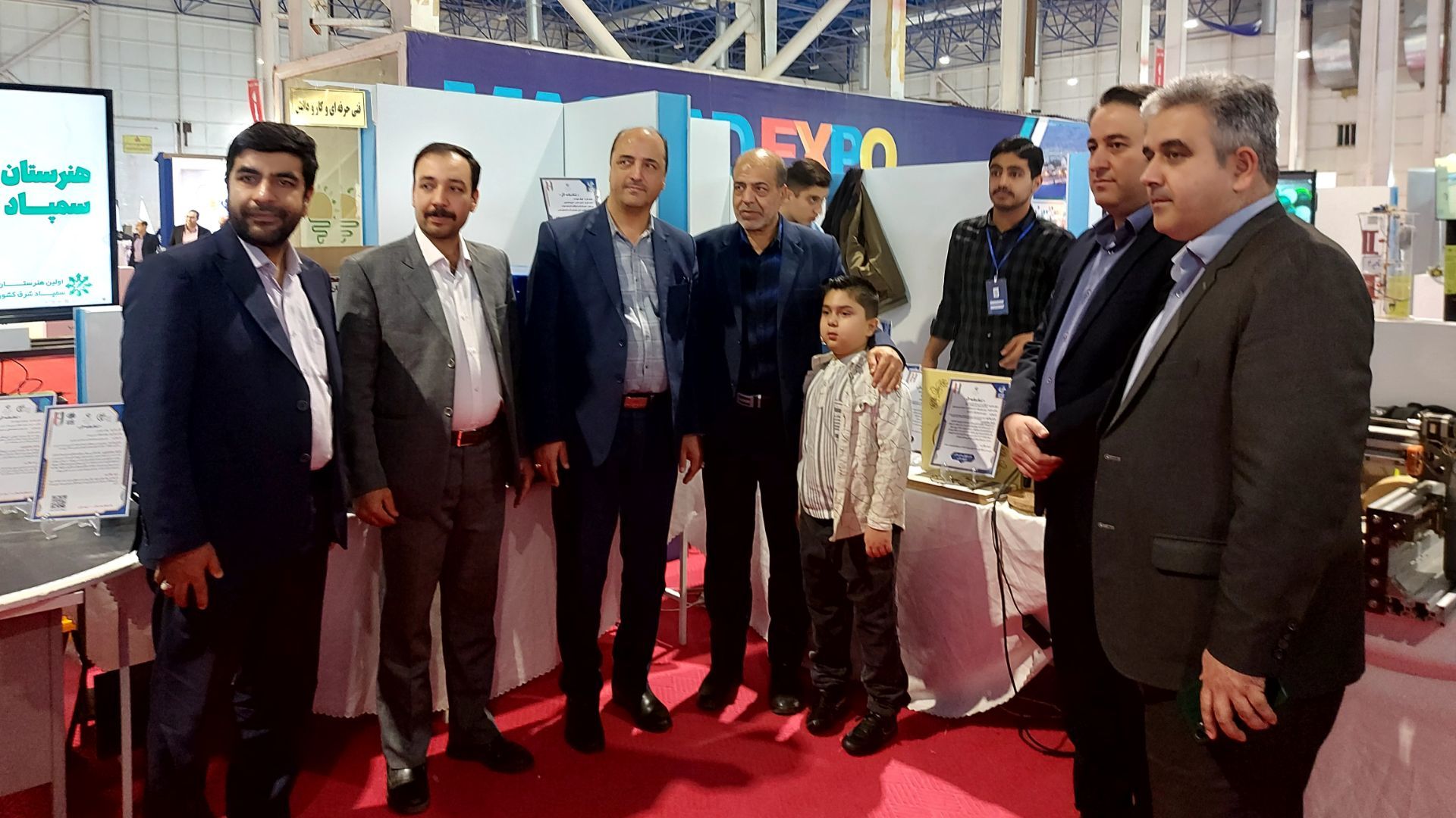 غرفه افتخارات و دستاوردهای هنرستان استعدادهای درخشان امیرکبیر ناحیه شش 