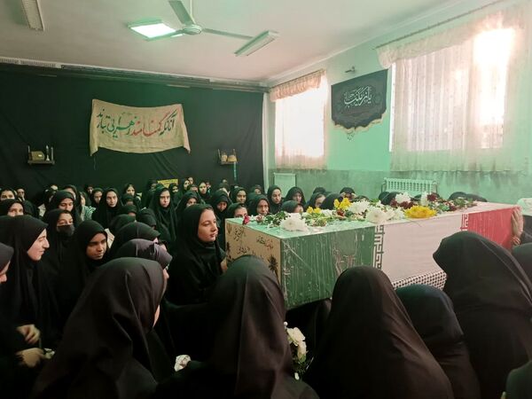 حضور شهید گمنام در دبیرستان دخترانه حضرت زینب(س) شهرستان بهاباد