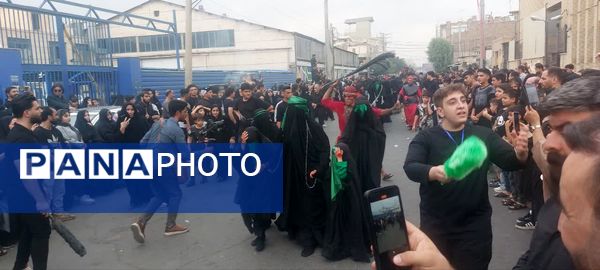 استقبال عزاداران حسینی از کاروان نمادین اسرای کربلا در قم