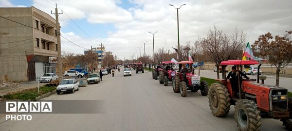 رژه تراکتورسواران کبودراهنگ در حمایت از نیرو‌های مسلح