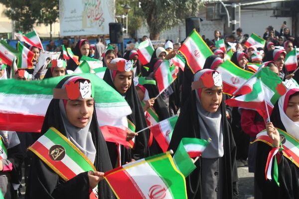 حماسه‌آفرینی فرهنگیان و دانش‌آموزان کهنوجی در جشن سالگرد انقلاب اسلامی