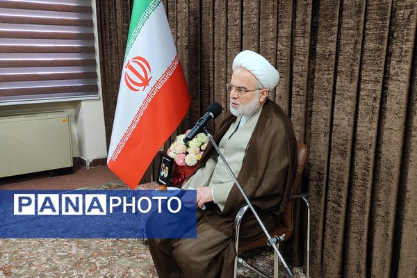 دیدار دختران دانش‌آموز سنندجی با نماینده ولی‌فقیه در کردستان 