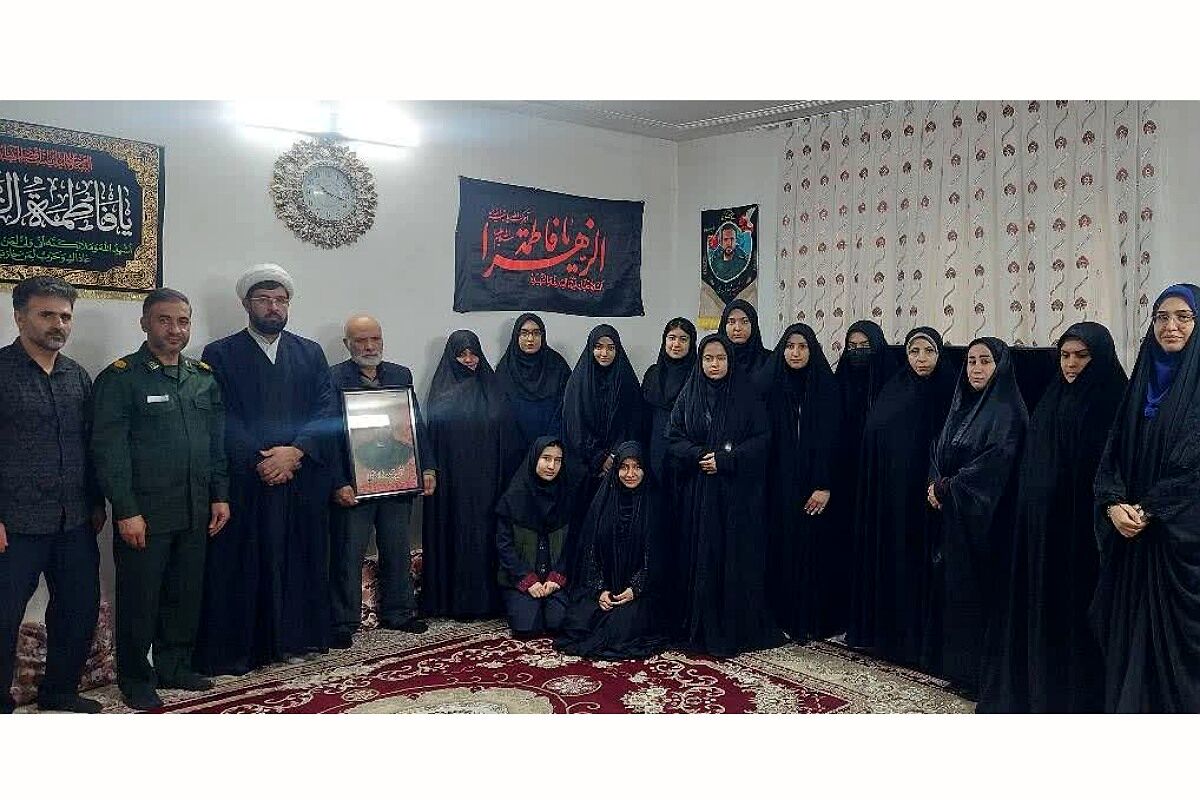 دیدار دانش‌آموزان مدرسه نمونه دولتی شهیدی با مادر شهید مجید زارعی به مناسبت روز مادر