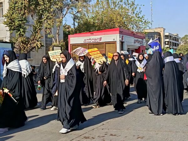 حضور دانش آموزان شیرازی درغرفه‌های فرهنگی راهپیمایی 13 آبان