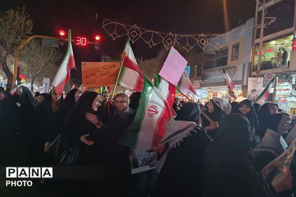حضور دانش‌آموزان و نوجوانان در راهپیمایی شبانه اردبیل