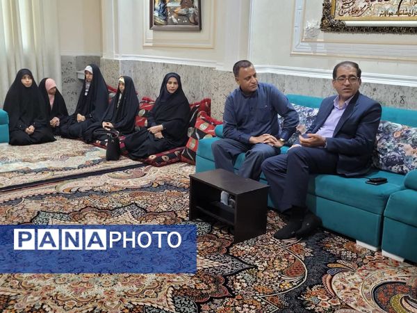 دیدار مسئولان آموزش و پرورش ناحیه یک بندرعباس با خانواده شهید رضا زارعی