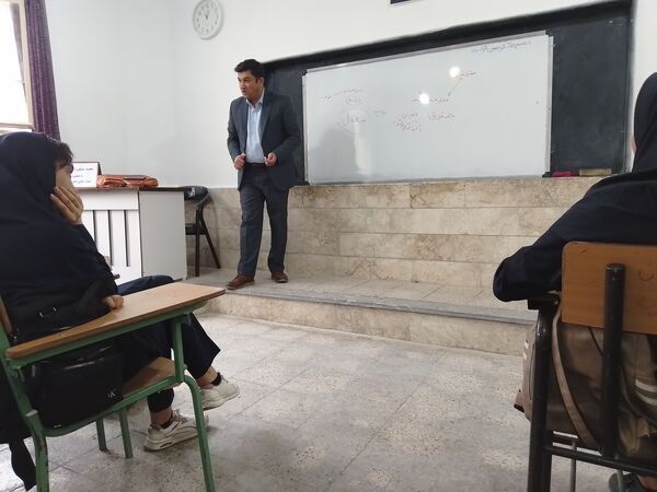 برگزاری جلسه مشاوره تحصیلی در دبیرستان دخترانه رفعت