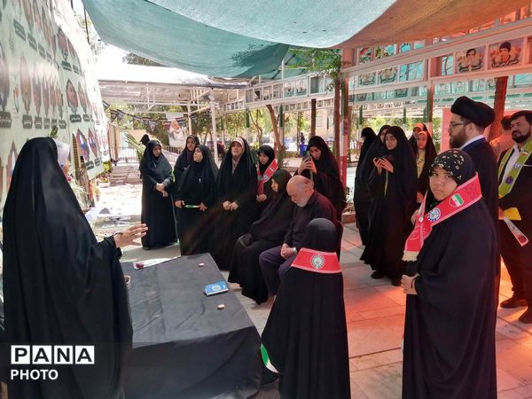 آیین گلباران مزار شهدا در سالروز تاسیس سازمان دانش‌آموزی