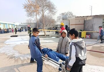 اجرای سراسری مانور زلزله و ایمنی در دبستان  باهمت روستای قازقان