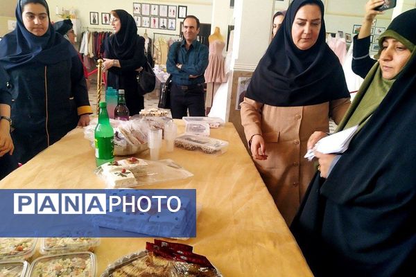 برگزاری جشنواره هفته مشاغل در هنرستان کوثر قیامدشت ری یک