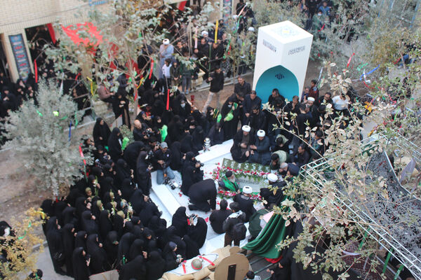 جلوه‌هایی از حضور نوجوانان در مراسم تشییع و خاکسپاری شهدای گمنام