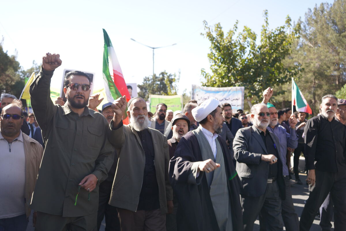 حضور پرشور دانش‌آموزان و دانشجویان بیرجندی در مراسم یوم الله سیزده آبان
