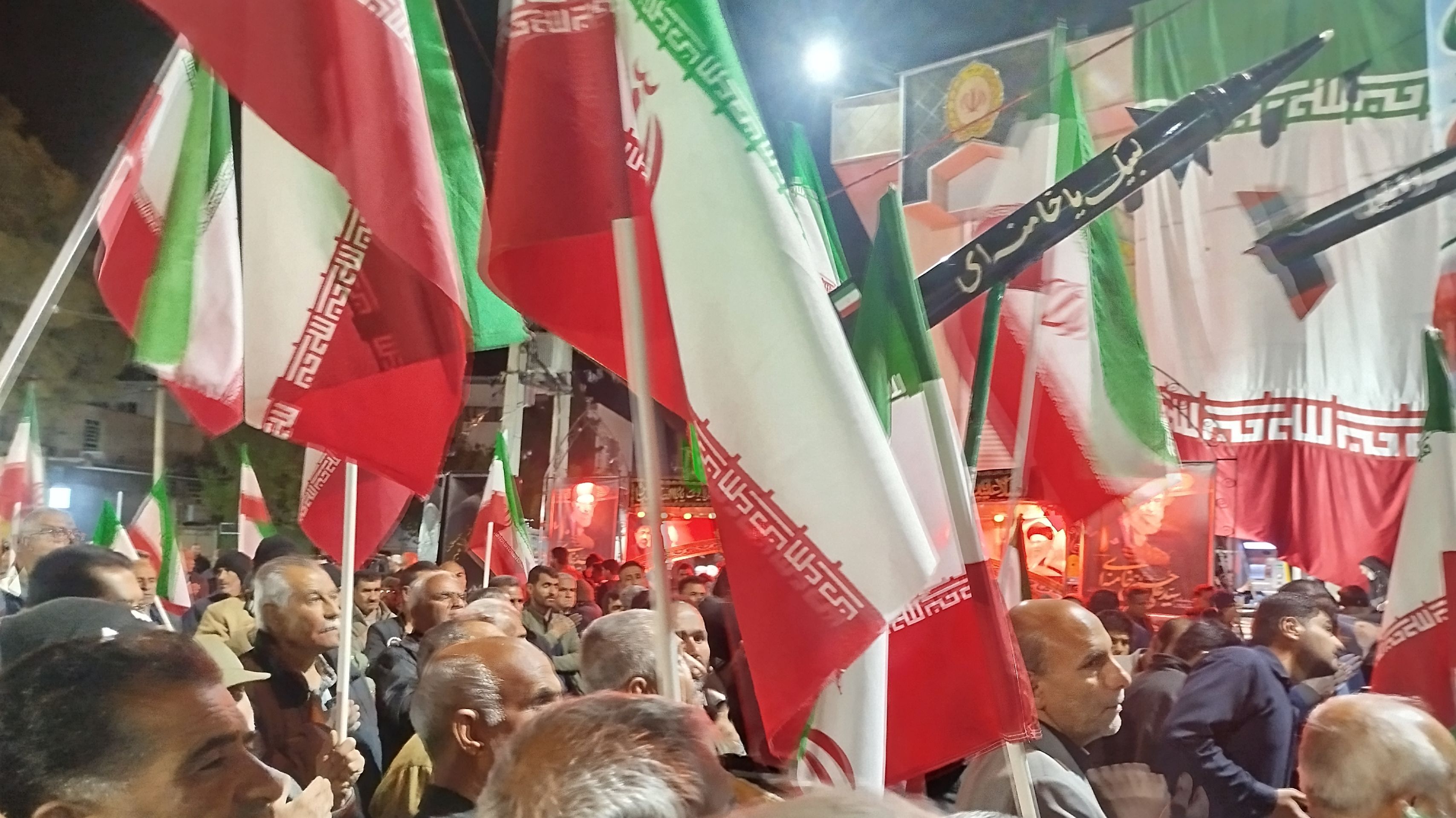 فیروزآباد وفادار به رهبر شهید