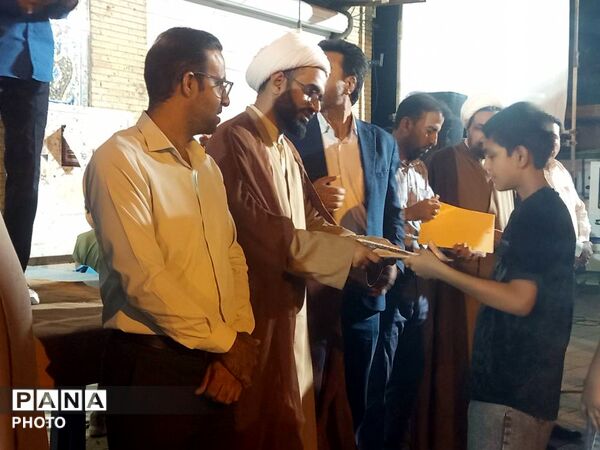 اجلاس سراسری نماز و تجلیل از دانش‌آموزان فعال در حاجی‌آباد
