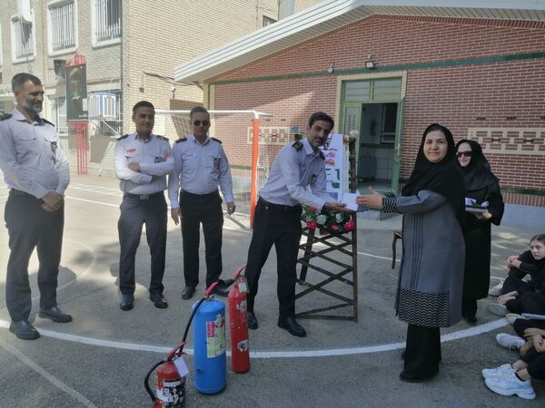 بزرگداشت روز آتش و ایمنی در دبیرستان کوثر فرهنگیان 