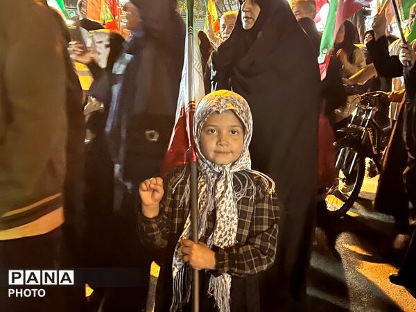 ایمان و مشت گره کرده،نماد مقاومت است