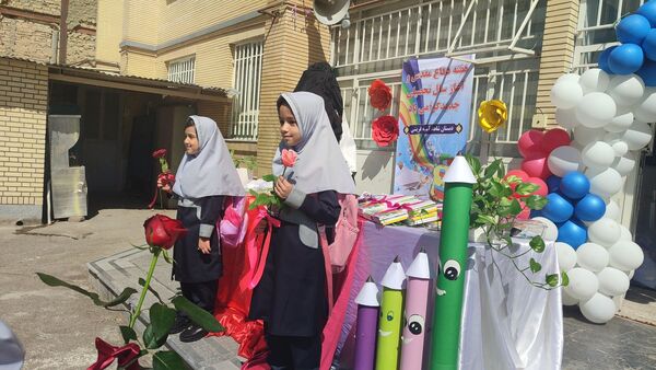 مراسم جشن شکوفه‌‎ها در دبستان شاهد حاج تقی آقا بزرگ مشهد 